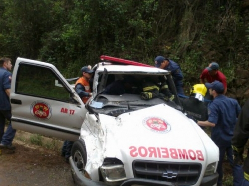 Divulgação/Click Xaxim/Corpo de Bombeiros/ND Oeste Acidente envolve caminhonete do corpo de bombeiros