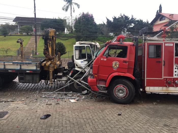 Acidente envolvendo caminh�o de bombeiros e outro ve�culo deixa feridos em Pirabeiraba 