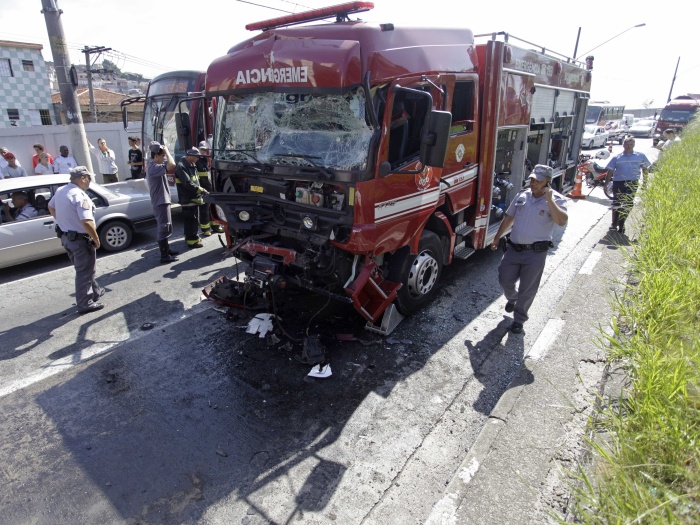 O motorista dos bombeiros teve ferimentos leves (Nelson Antoine/FotoArena/AE) acidente-m-boi-mirim-g-