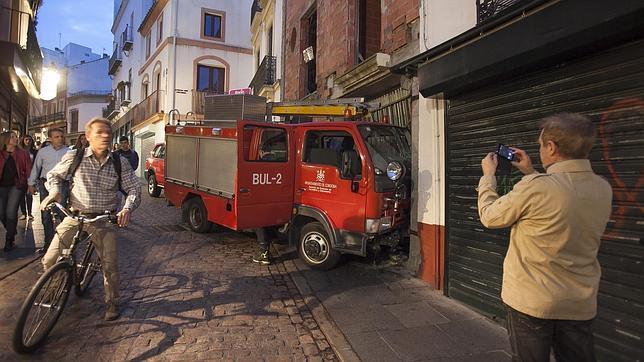 El camión, empotrado contra un local de la Espartería