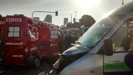 A van e a ambulância logo após a batida